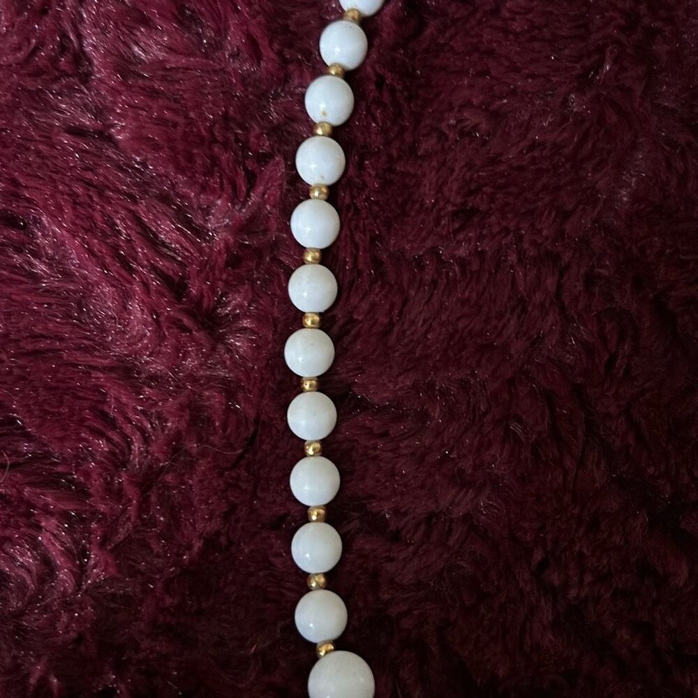 Vintage Mid-Century‎ White Milk & Gold-tone Beaded Necklace. 18". - Picture 3 of 7